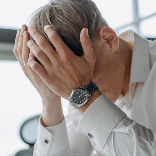 Depressiver Mann im Büro